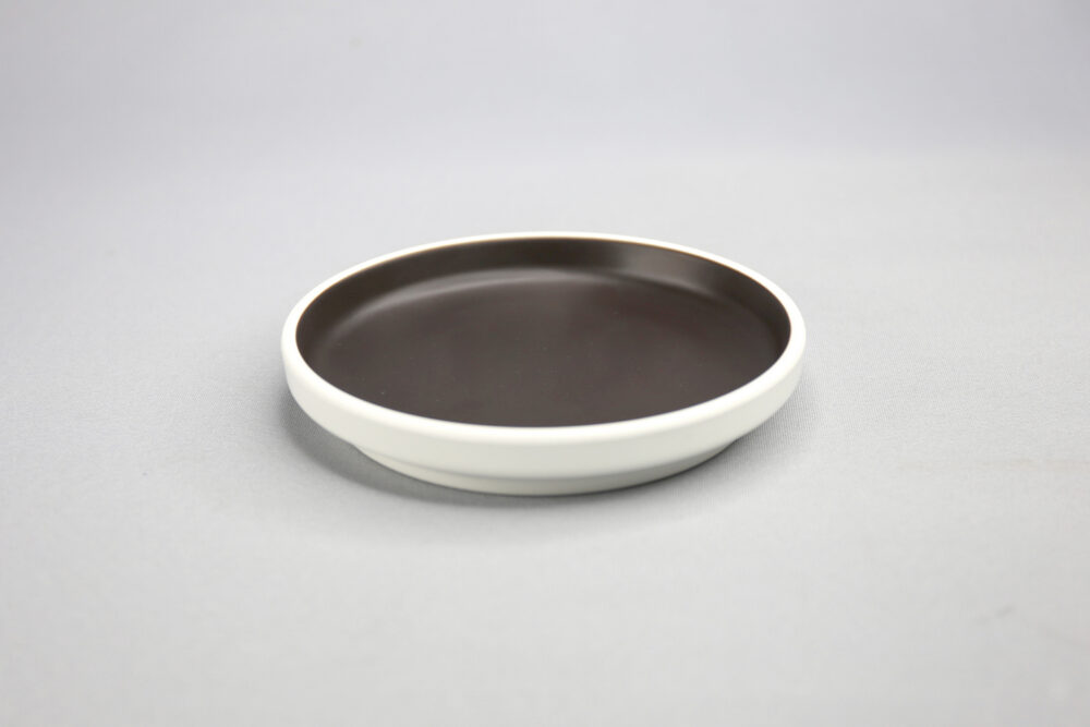 מגש עגול טאיג'י 15.2 ס"מ מלמין חום כהה לבן