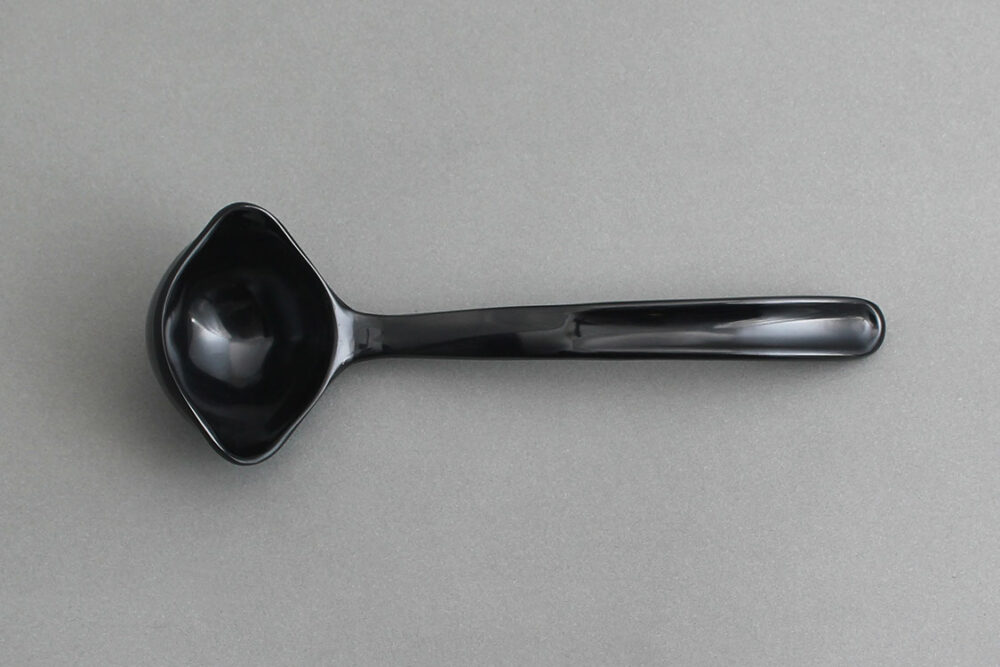 מצקת קטנה לרוטב מלמין שחור