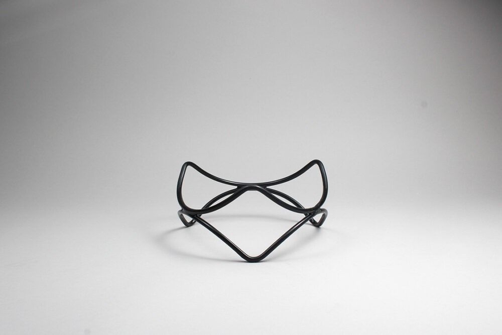 סטנד מצופה גלי ג.10 ס"מ שחור