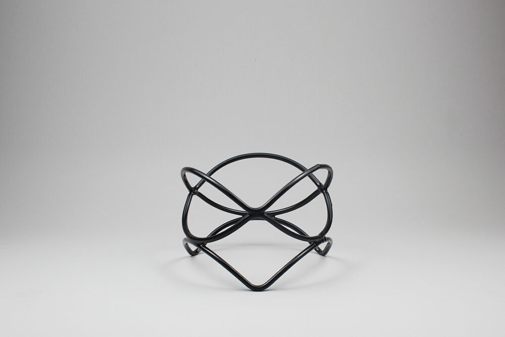 סטנד מצופה גלי ג.15 ס"מ שחור