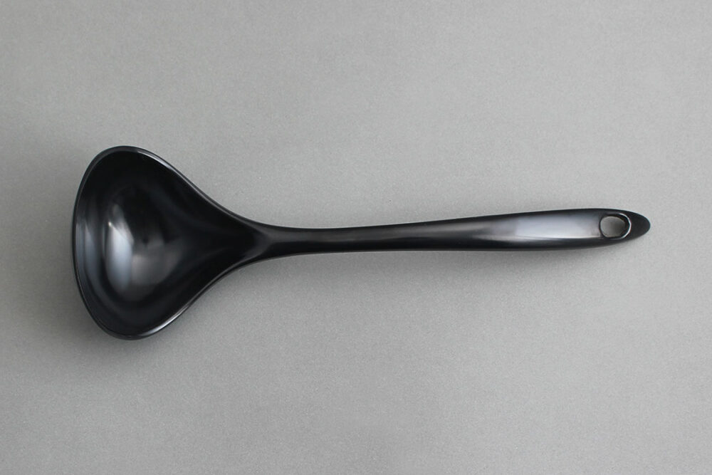 מצקת מלמין שחור