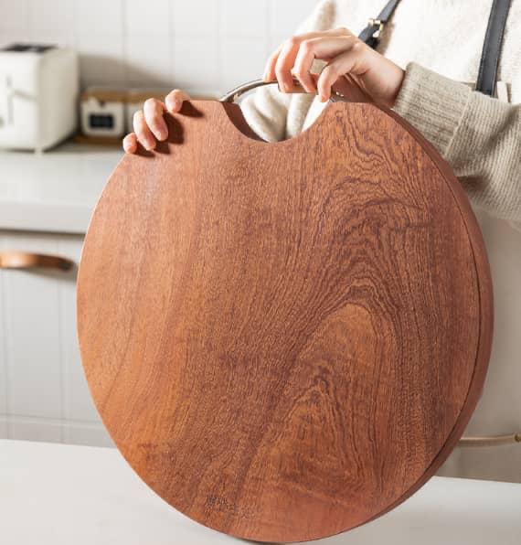 קרש חיתוך עץ מלא עגול 36 ס"מ עם ידית+סכין מקצועי במתנה!