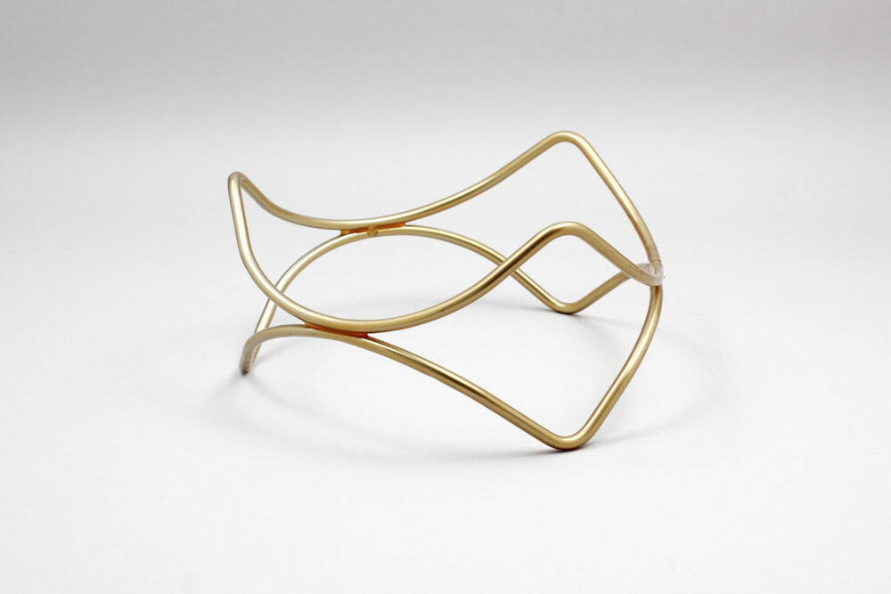 סטנד מצופה גלי ג.10 ס"מ זהב