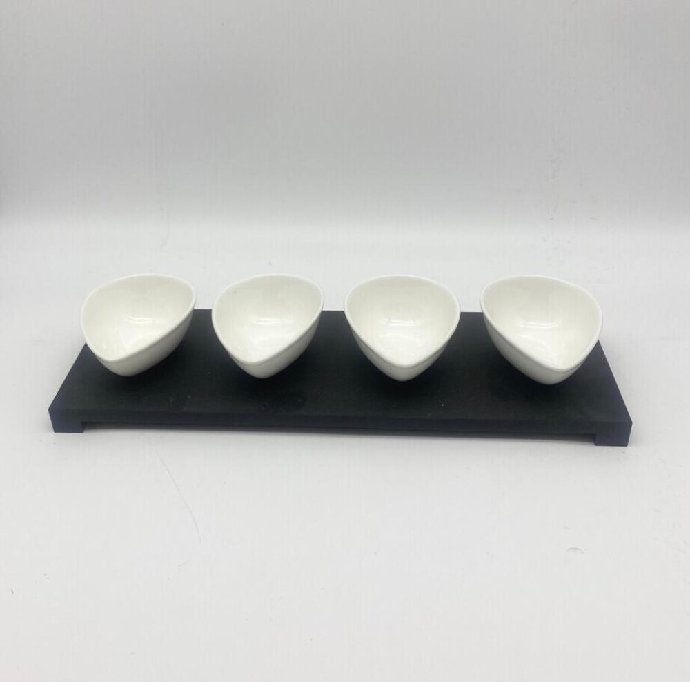 מגש כולל 4 קעריות מפורצלן בצורת טיפה