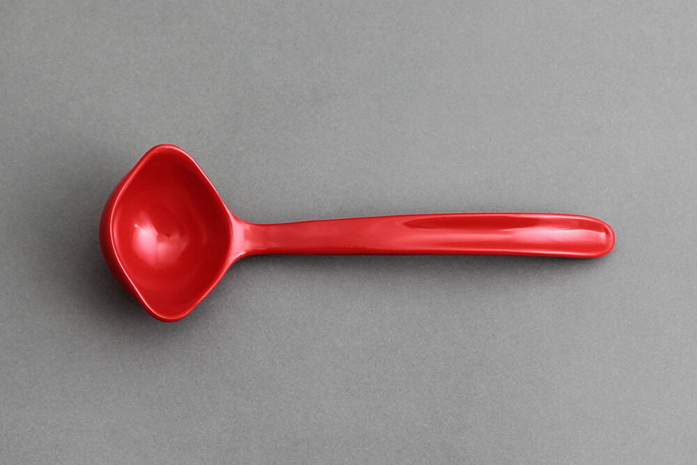 מצקת קטנה לרוטב מלמין אדום